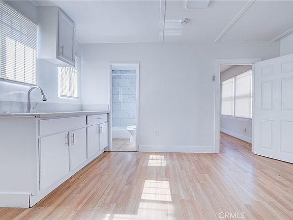 4th image of 2504 S Budlong Ave
