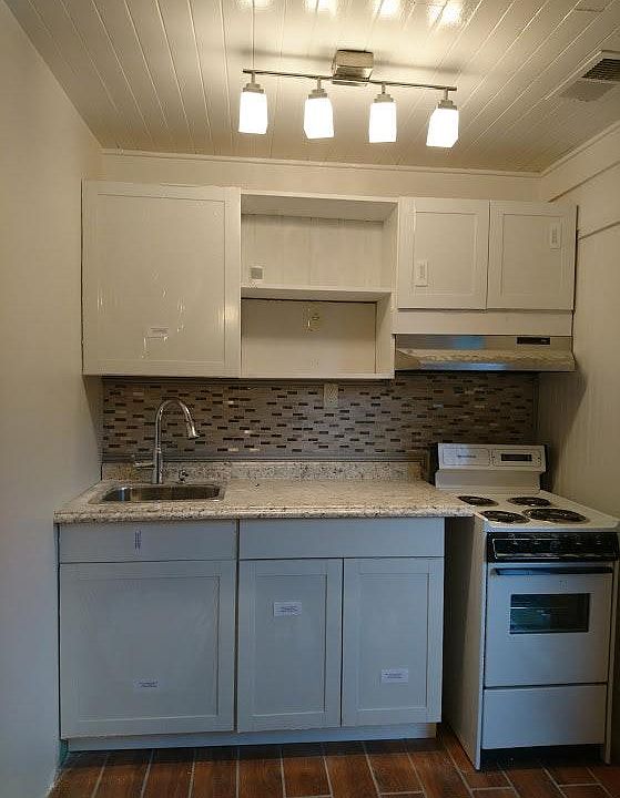Beautiful new kitchen, custom backsplash, new cabinets and a