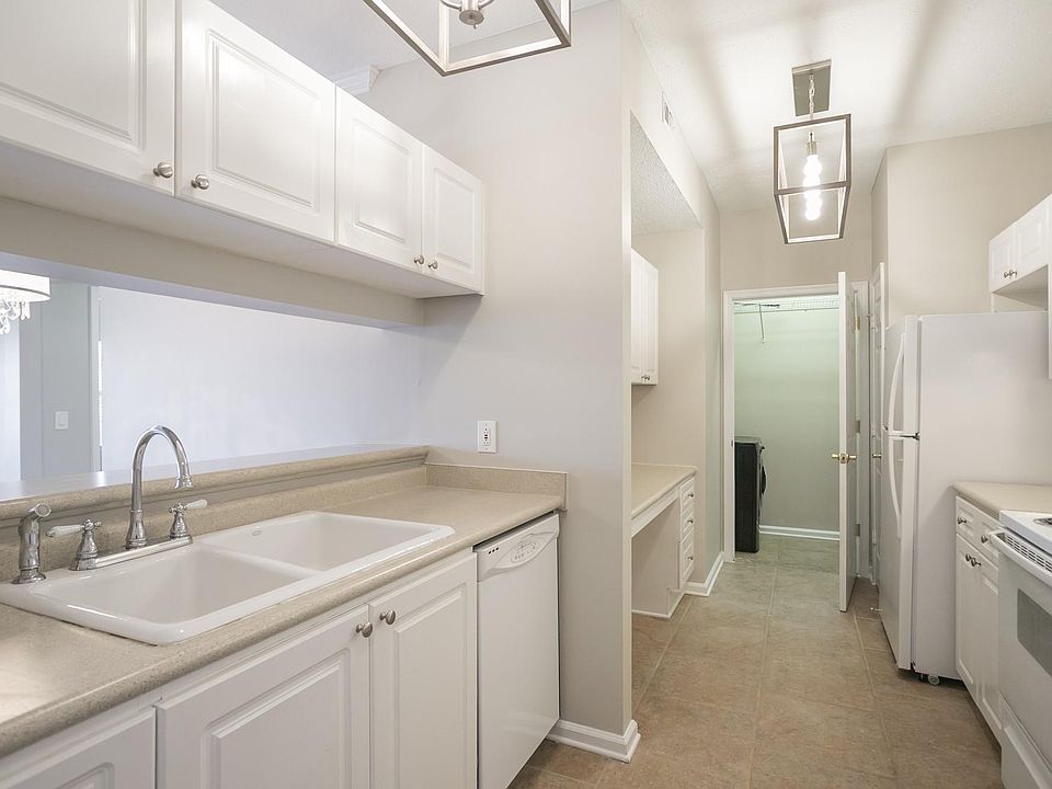 Welcome Home! Amazing location in the heart of Green Hills. close to downtown Nashville down the street from the Mall at Green Hills, Belmont University, Vanderbilt University and hospitals, Music Row. Ground floor unit in gated community. Pool clubhouse
