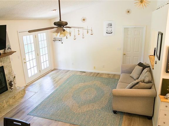 3rd image of 2402 Woodlawn Dr