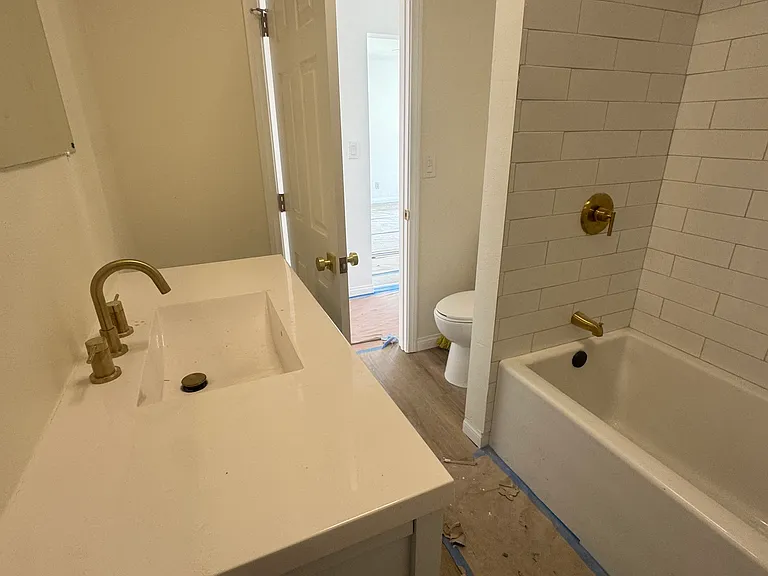 Laurel St — Photo 8