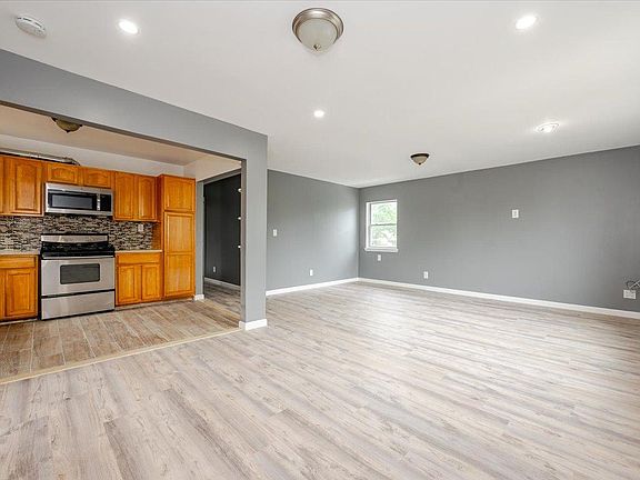 3rd image of 163-71 Mathias Ave Floor 2