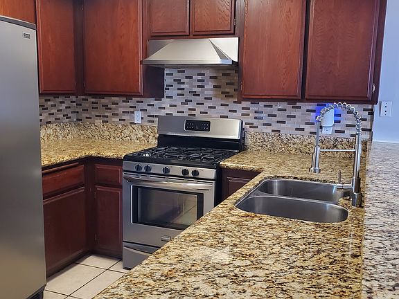 4th image of 1250 Hillandale Ave