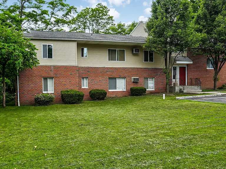 The Creekside Manor Apartments — Photo 16