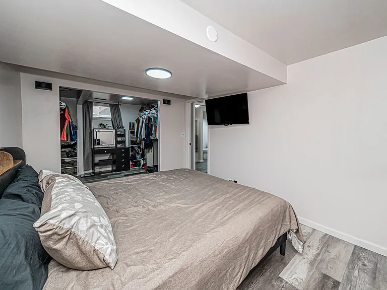 224 W Chestnut St — Photo 22
