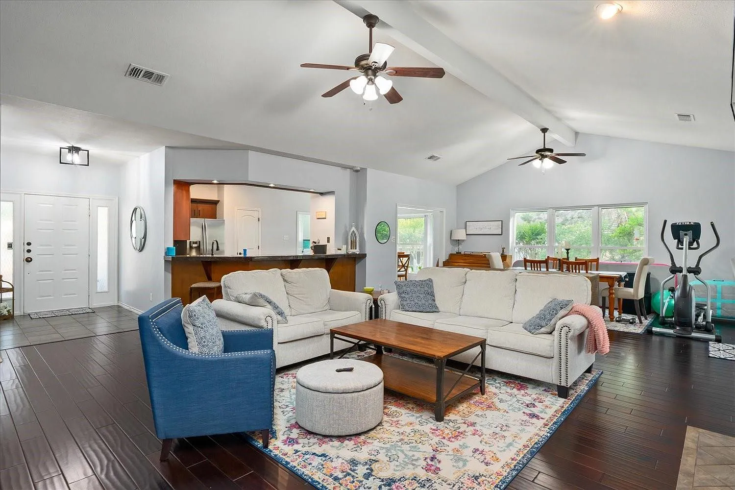3 bed, 2.0 bath, 2177 sqft, $3,000 — Photo 2