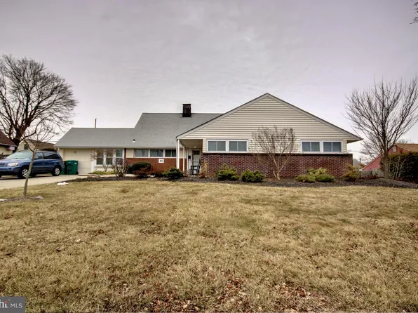 81 Fieldstone Rd, Levittown, PA 19056
