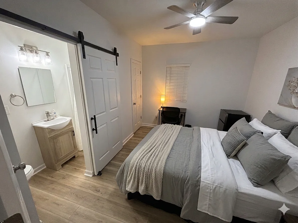 8 bed, 2400 sqft, $1,083 — Photo 4