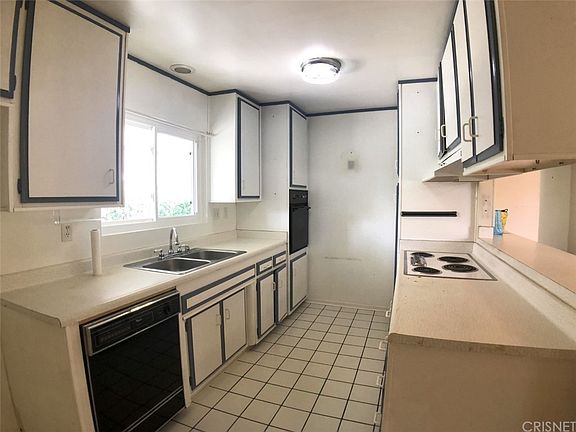 4th image of 2549 Young Ave