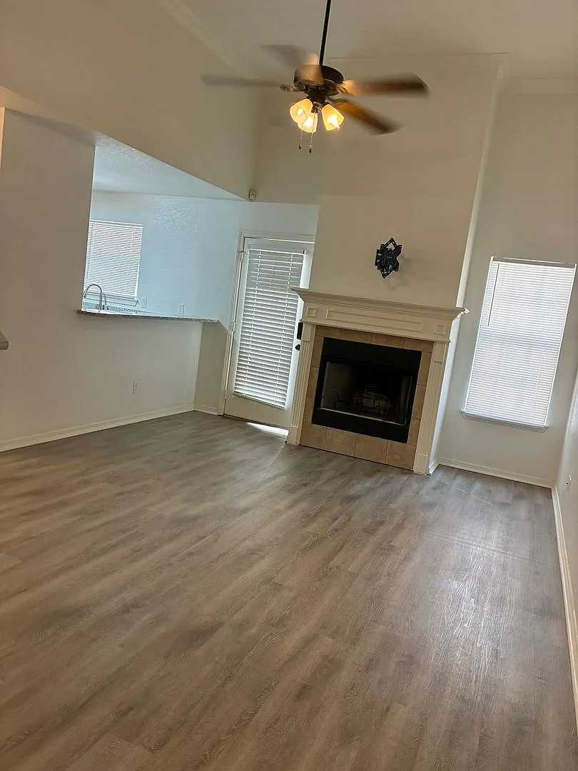 688 W Sycamore St — Photo 3