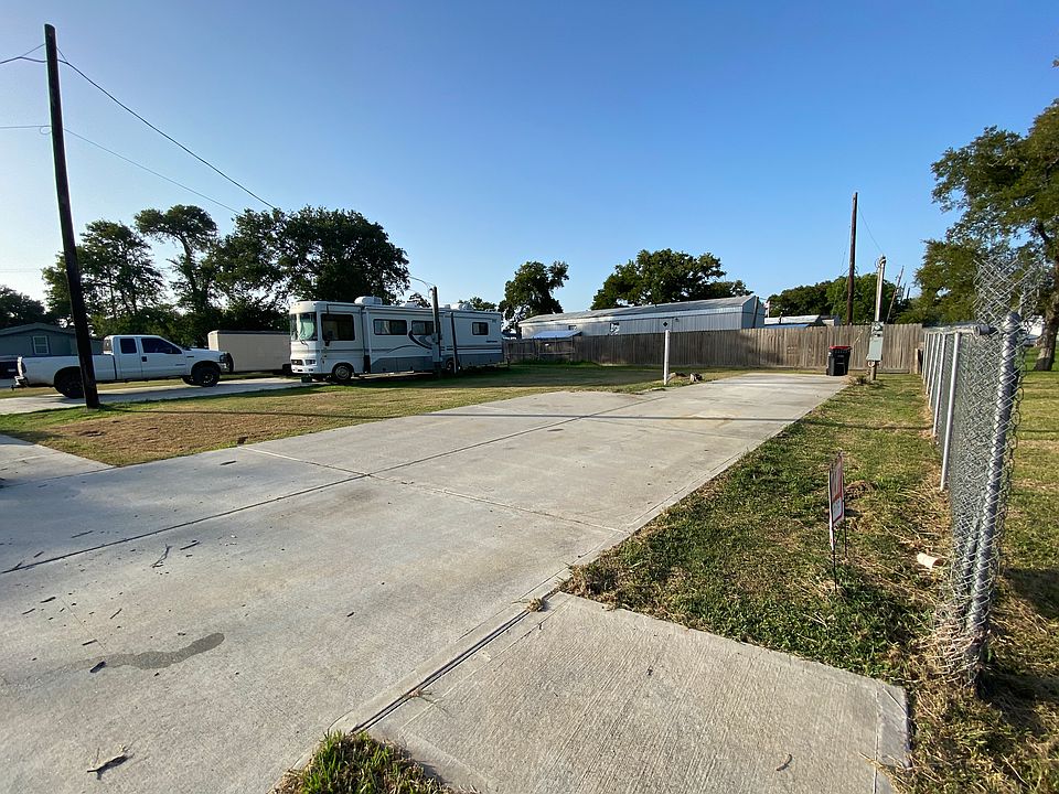 2nd image of 2423 Bay Oaks Harbor Dr