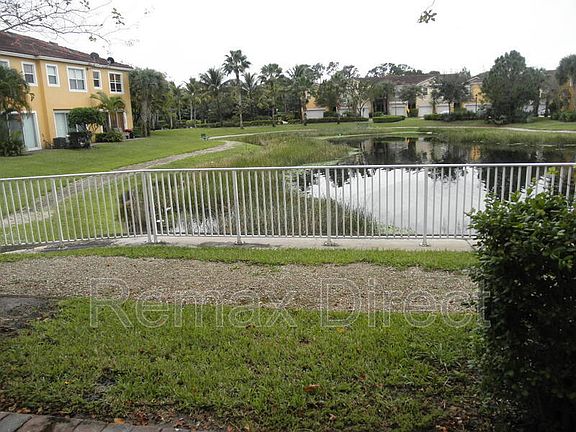 2nd image of 822 Pipers Cay Dr