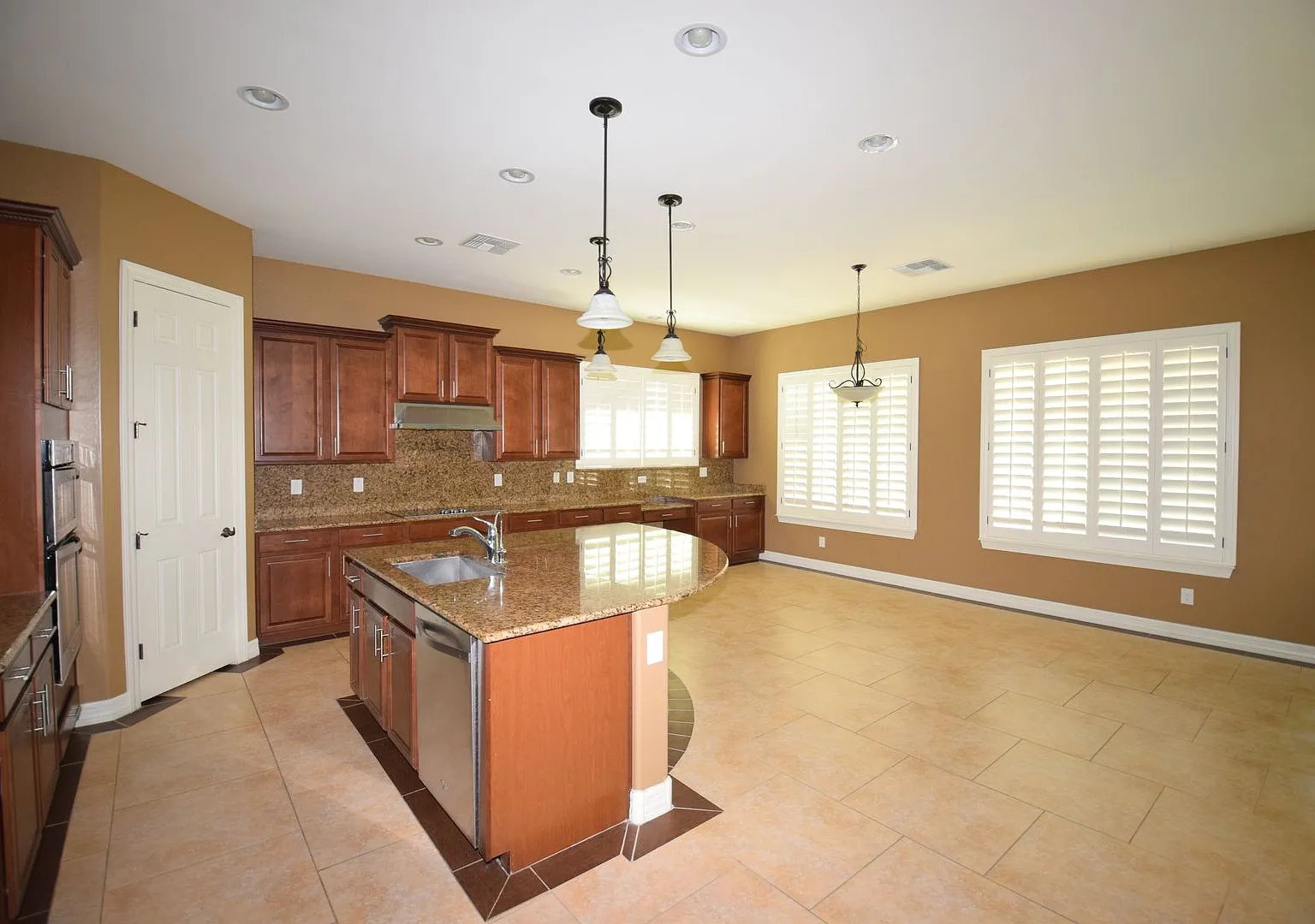 Beautiful gated 4616 square foot Chandler home with a pool! — Photo 4