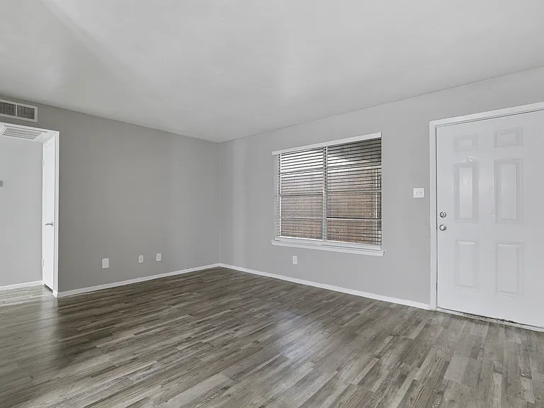 Kingswood Apartments — Photo 8