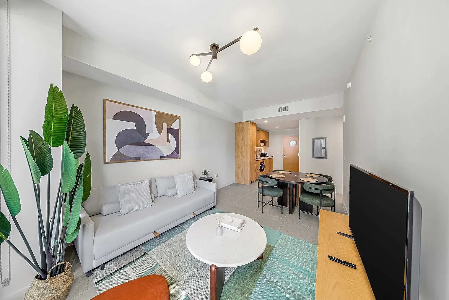 1 bed, 1.0 bath, 592 sqft, $2,145 — Photo 2