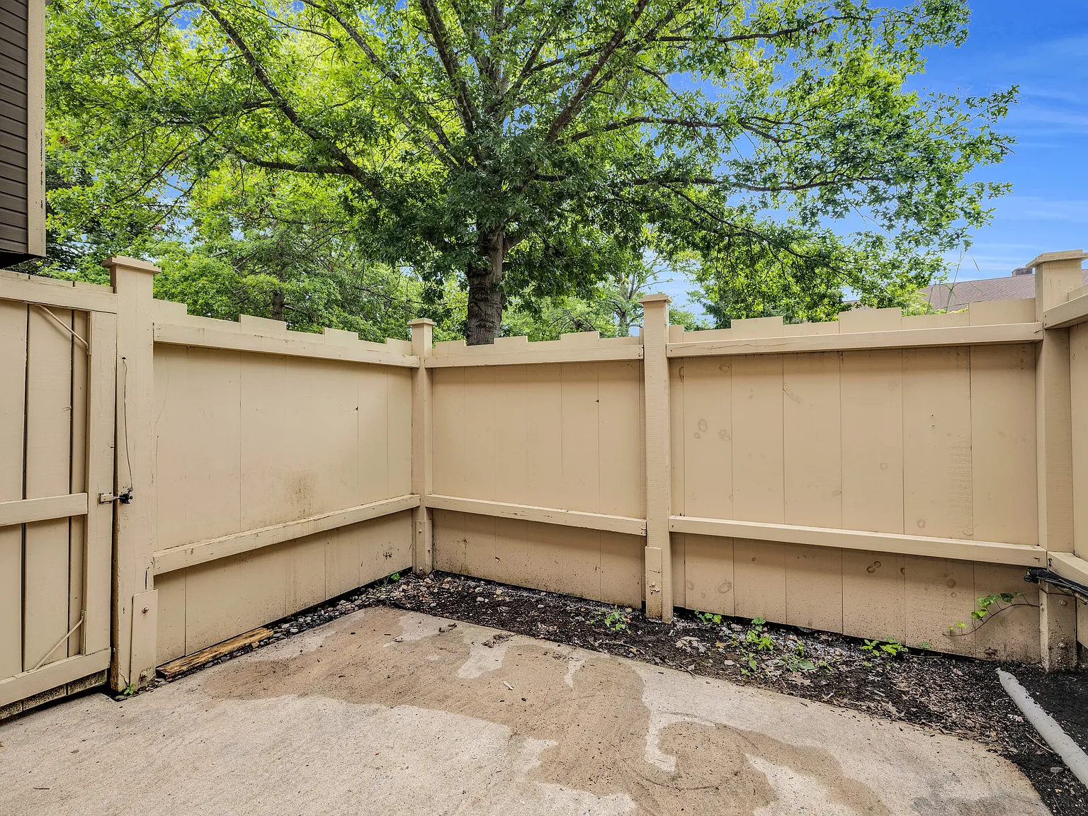 3 bed, 2.5 bath, 1850 sqft, $2,300 — Photo 4