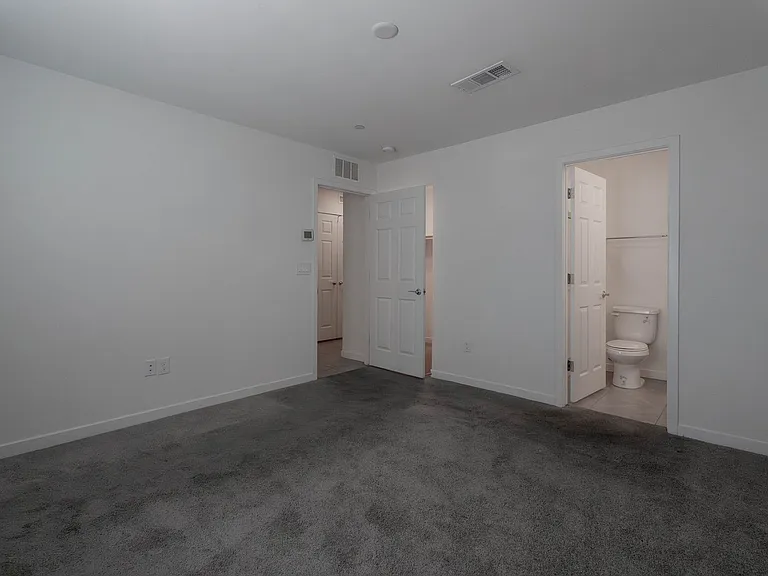 902 Bronzite St — Photo 4