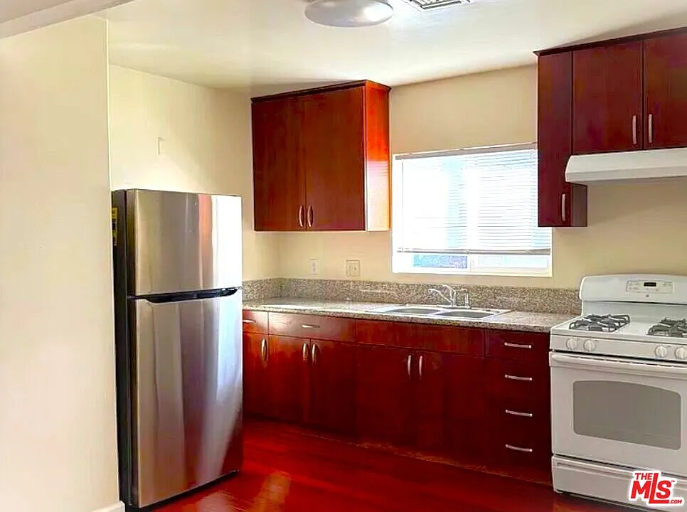 2 bed, 2.0 bath, 950 sqft, $2,650 — Photo 2
