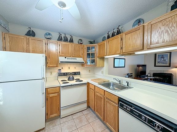 2nd image of 94 Howland Cir