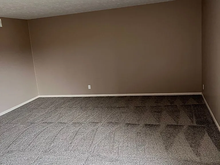 Bristol Square Apartments — Photo 18