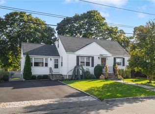 52 Chiswick Rd, Warwick, RI 02889