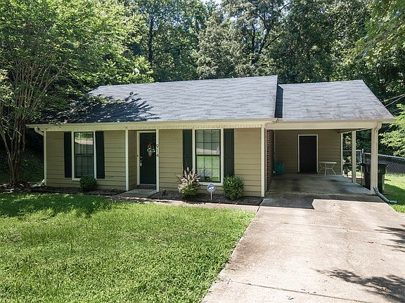 2nd image of 914 Crawford Cir