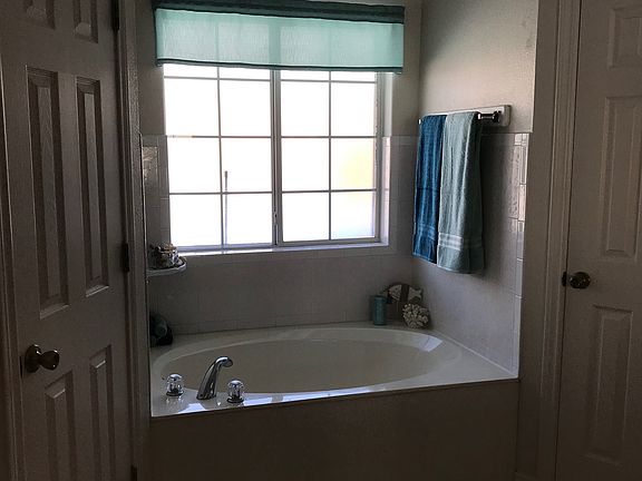 En-suite w his & her closets