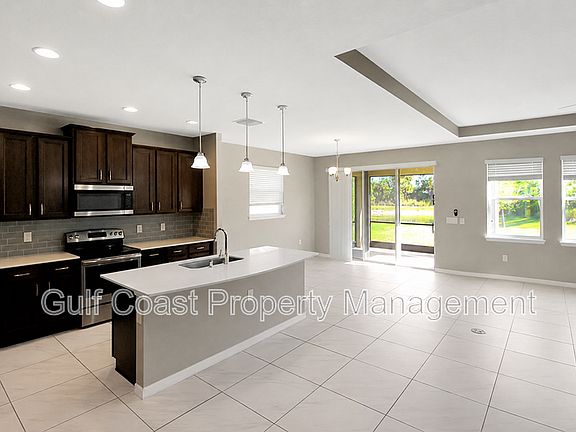4th image of 2914 Esmeralda Dr