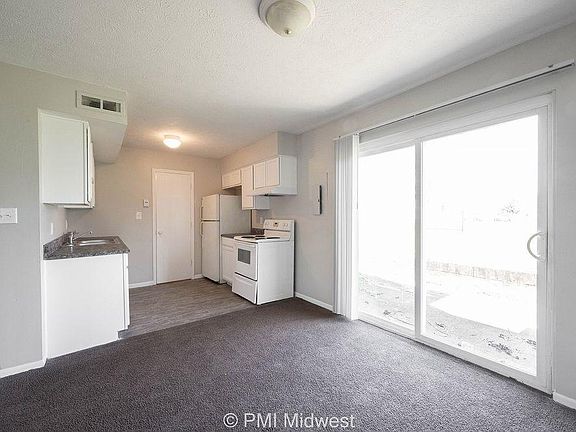 3rd image of 2970 Oxford Ln