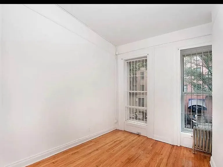 453 W 47th St #2F — Photo 3