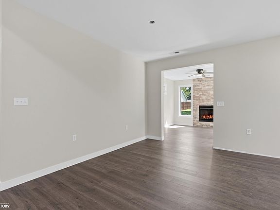 5th image of 1108 Willow Ave