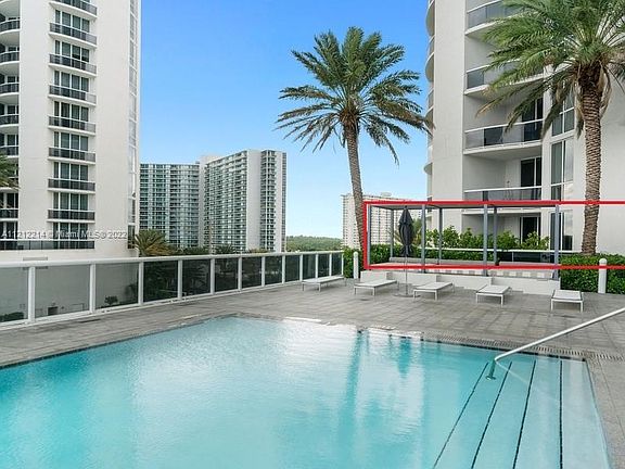 FANTASTIC LANAI UNIT WITH A HOUSE FEELING. DIRECT ACCESS TO THE POOL AREA.