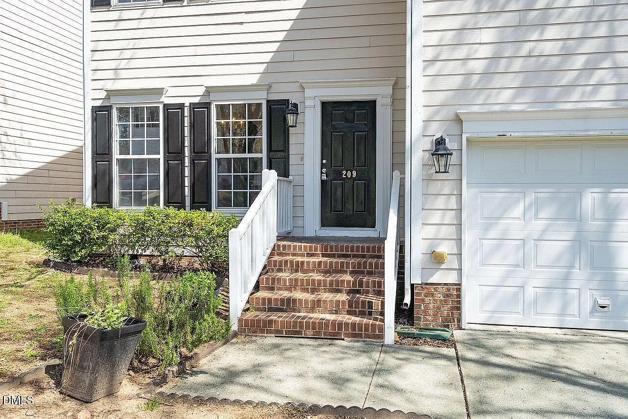 4 bed, 2.5 bath, $2,400 — Photo 3