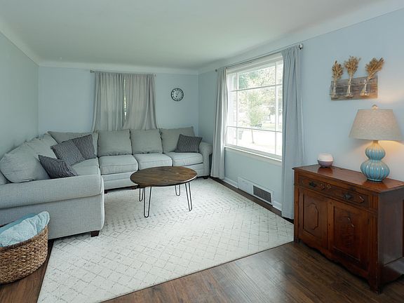 3rd image of 716 Denway Dr