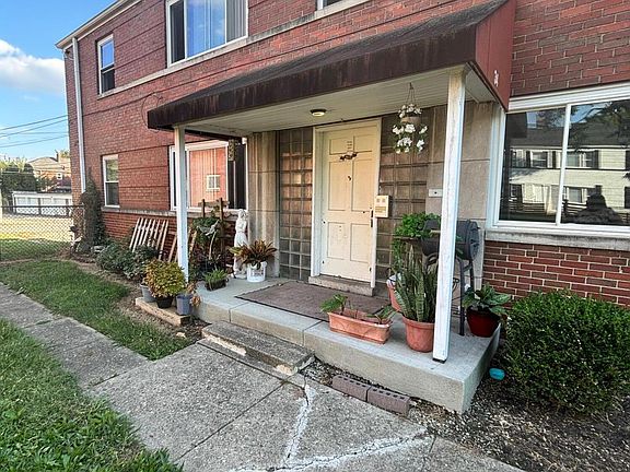 2nd image of 34 N Hampton Rd