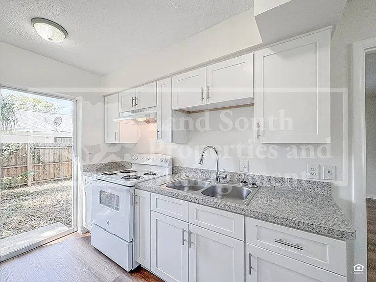 420 Allamanda Dr — Photo 7