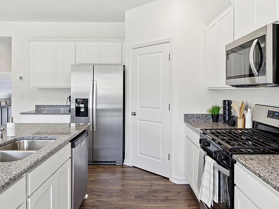 3rd image of 2019 Fairview Hills Dr NE
