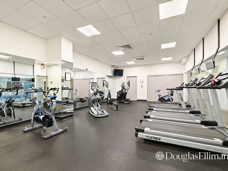 250 E 40th St #27B — Photo 14