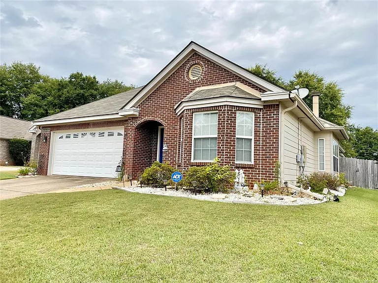 629 Linden Ln — Photo 1