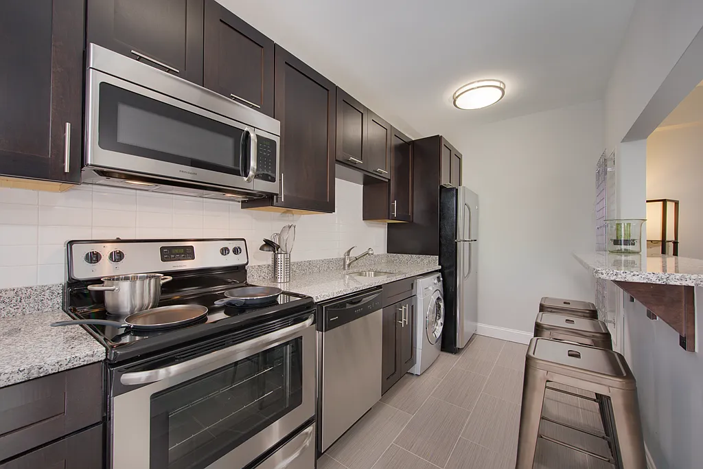 The Metropolitan Apartments — Photo 3