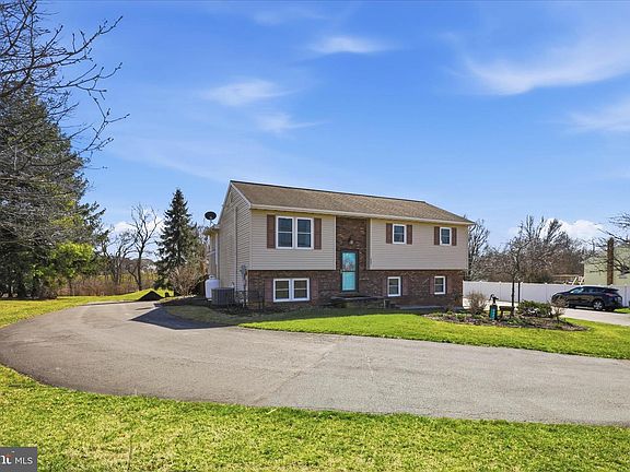 3rd image of 3481 Mount Joy Rd