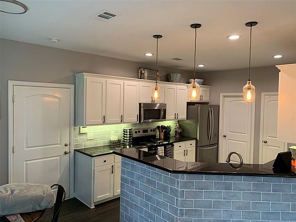 2nd image of 1430 Lakeshore Blvd