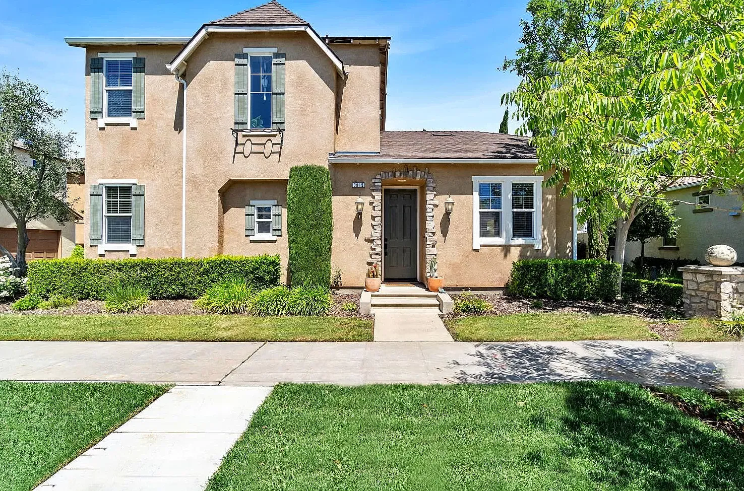 3 bed, 1372 sqft, $2,195 — Photo 1
