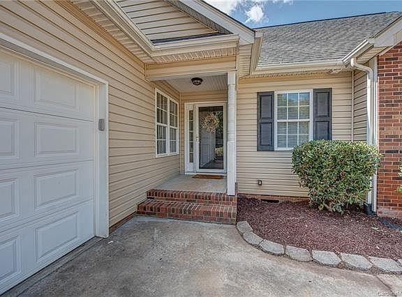 4th image of 5308 Oaktree Dr