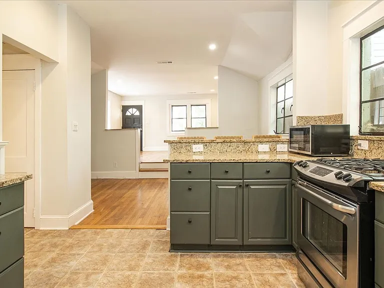 678 Vernon Ave SE — Photo 15
