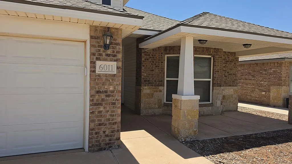 3 bed, 2.0 bath, 1763 sqft, $2,500 — Photo 2