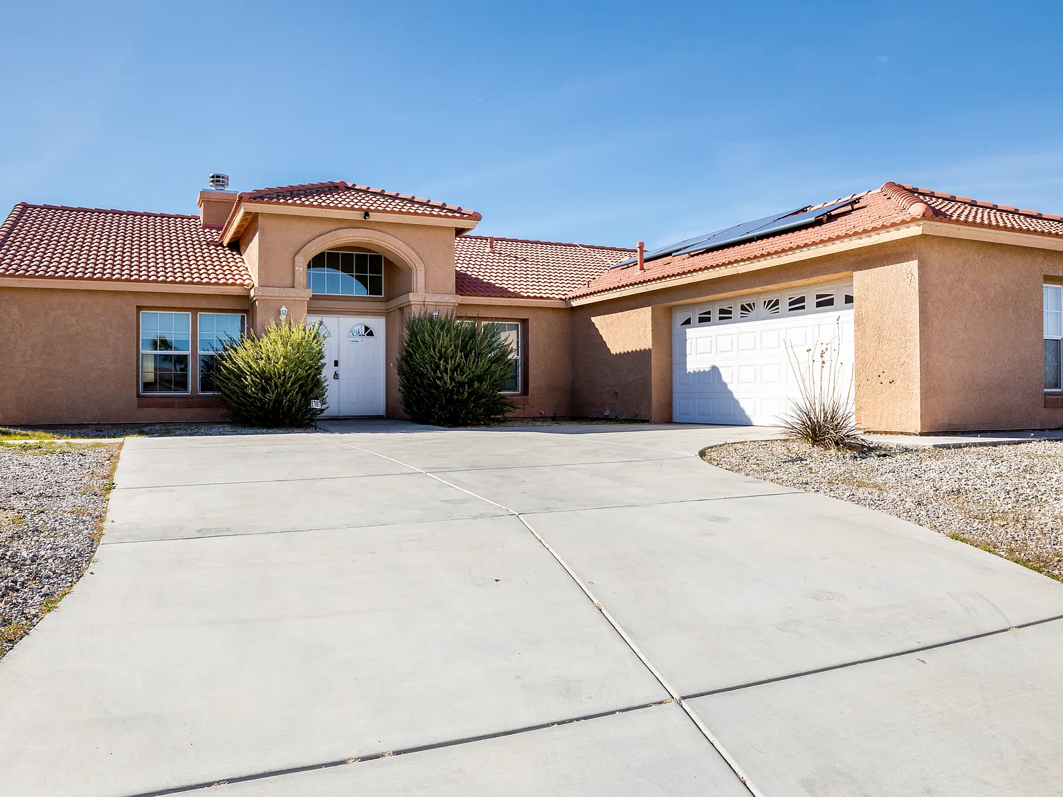 4 bed, 2112 sqft, $2,700 — Photo 1