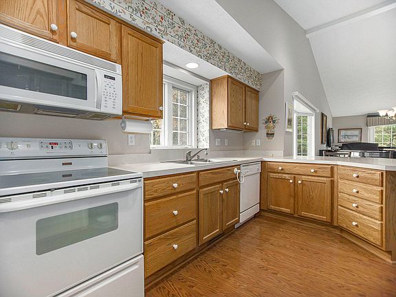 4th image of 367 Timberlake Dr E