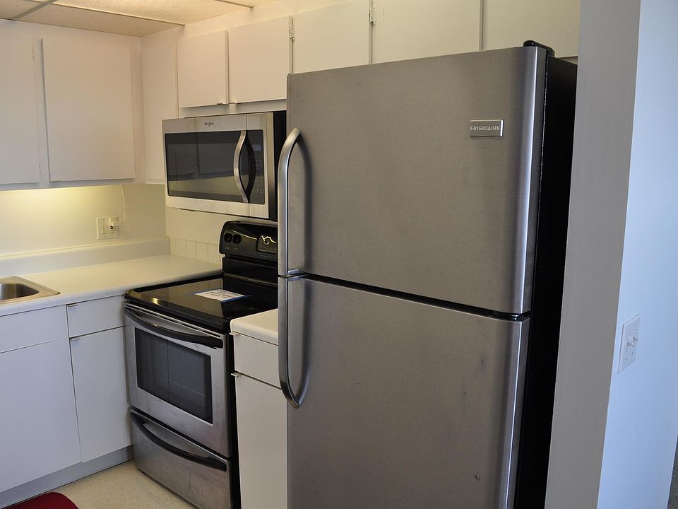 Stainless steel kitchen with: task lighting, filtered drinking water, garbage disposer, microwave, glass top range