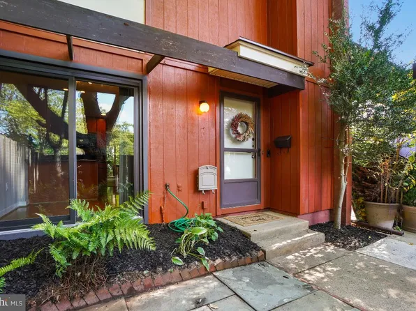 1385 Northgate Sq, Reston, VA 20190